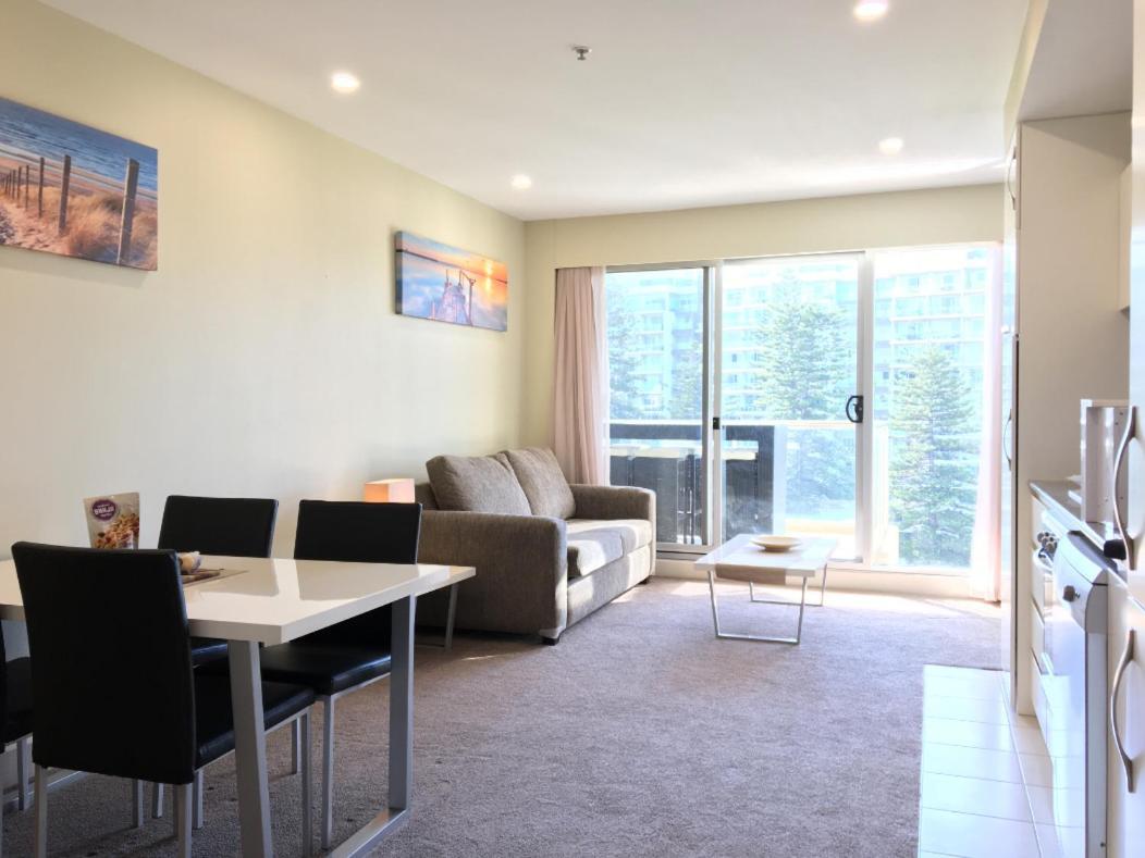 Beachside Luxury Apartments One & Two Bedroom In Beachfront Oaks Pier Building Glenelg Exterior photo