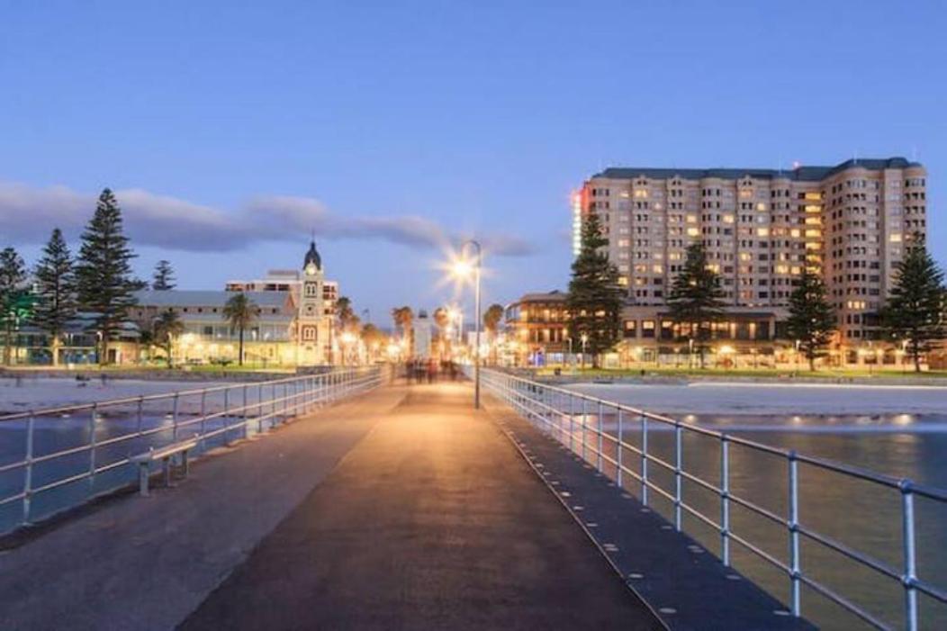 Beachside Luxury Apartments One & Two Bedroom In Beachfront Oaks Pier Building Glenelg Exterior photo