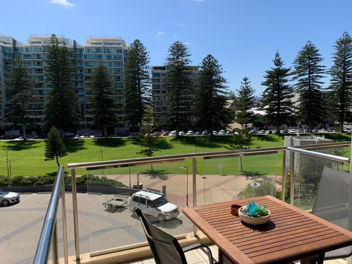 Beachside Luxury Apartments One & Two Bedroom In Beachfront Oaks Pier Building Glenelg Exterior photo