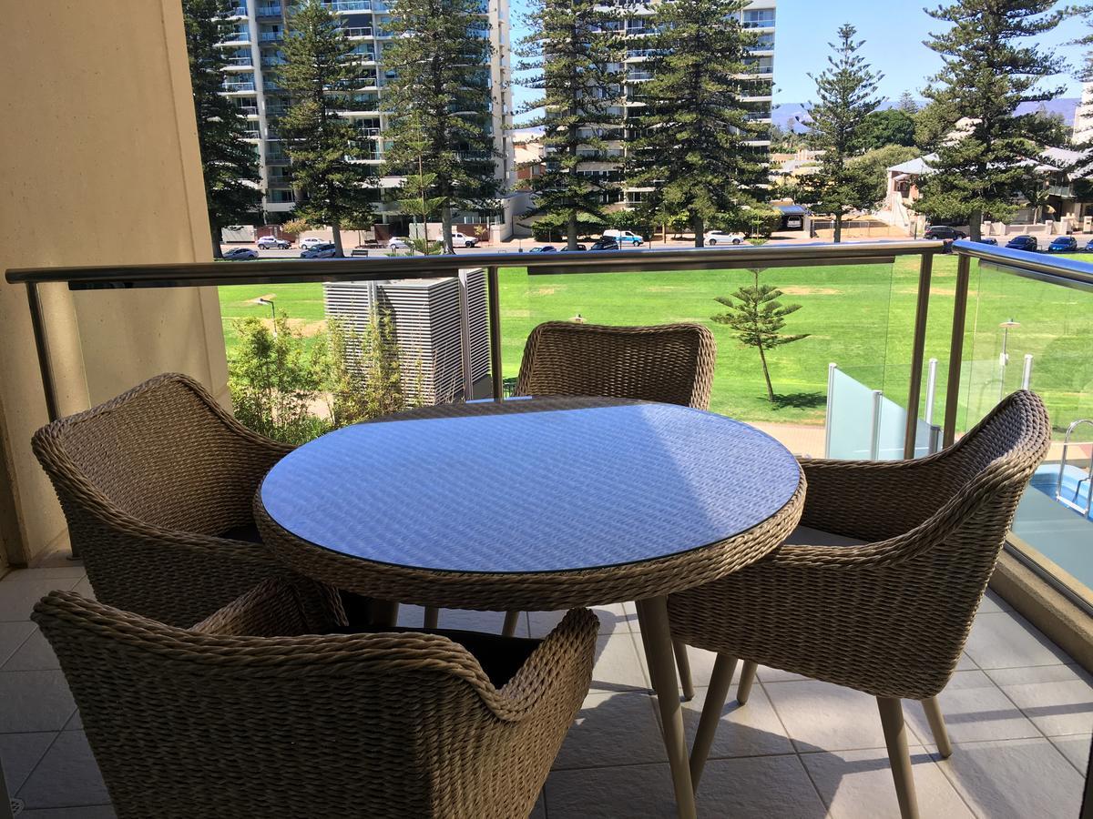 Beachside Luxury Apartments One & Two Bedroom In Beachfront Oaks Pier Building Glenelg Exterior photo